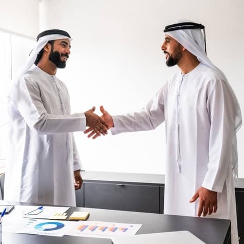 عرب تاجر معاہدہ کر رہے ہیں