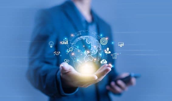 ایک شخص ایک گلوب نما ڈیجیٹل پروجیکشن کو تھامے ہوئے۔