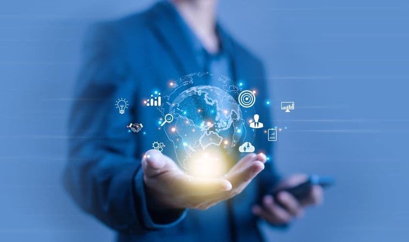 ایک شخص ایک گلوب نما ڈیجیٹل پروجیکشن کو تھامے ہوئے۔