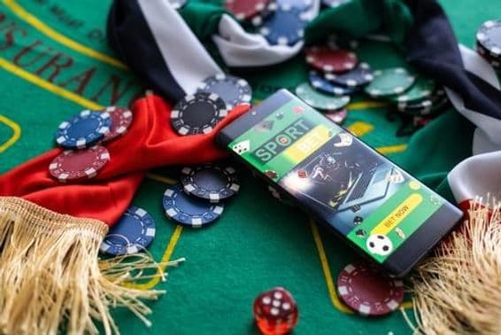 چپس کے درمیان رولیٹی میز پر اماراتی پرچم۔