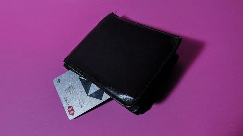 ایچ ایس بی سی کریڈٹ کارڈ ایک پرانے سیاہ بٹوے میں۔