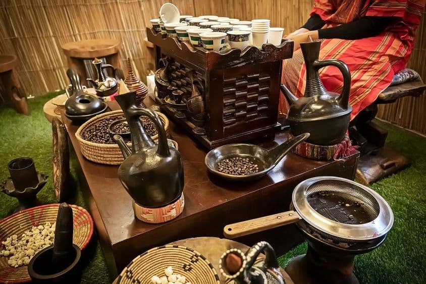 عربی کیفے، کافی کا برتن اور میز پر کافی کا پیالہ، عربی طرز کی کافی۔