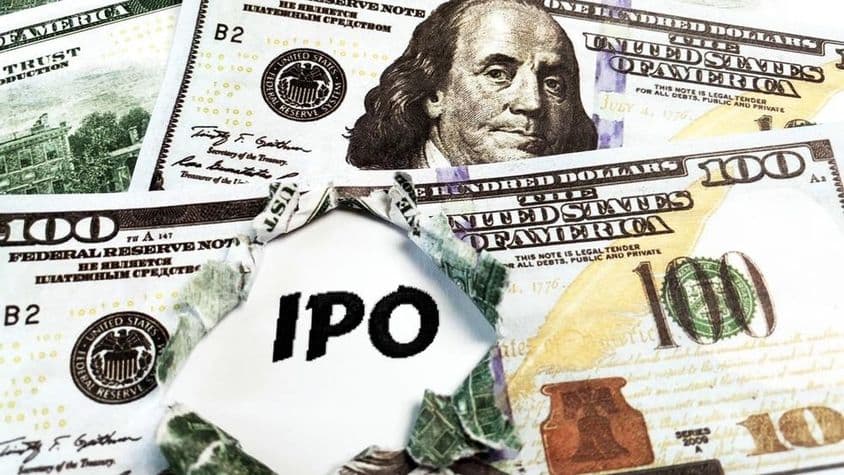 ایک کاغذ جس پر 'IPO' لکھا ہے اور اس کے نیچے امریکی 100 ڈالر کے نوٹ ہیں۔