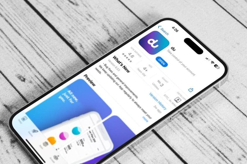 ایک میز پر رکھا ہوا فون، دو موبائل ایپ چلاتے ہوئے۔