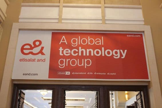 گلاس کی موجودگی کے ساتھ اسمارٹ فون پر ایٹصلات کمپنی کی پیشکش کا اشتہار