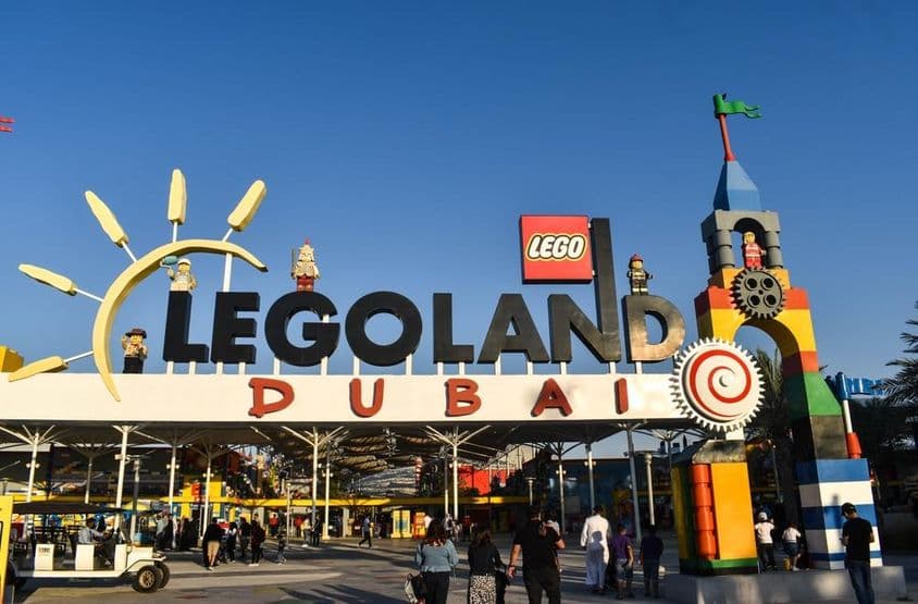LEGOLAND دبئی کے داخلے کے سامنے لوگ اور ایک گاڑھی