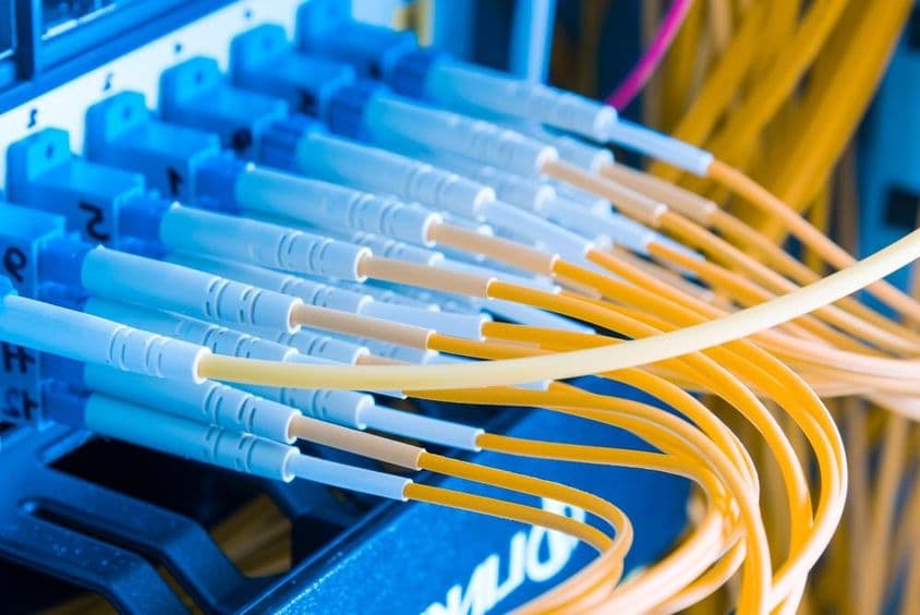 پیچ پینل میں کنفیگرڈ آپٹیکل کنکشنز۔