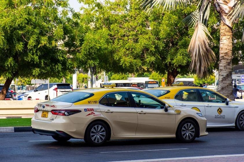 دبئی کی سڑک پر ٹیکسی۔