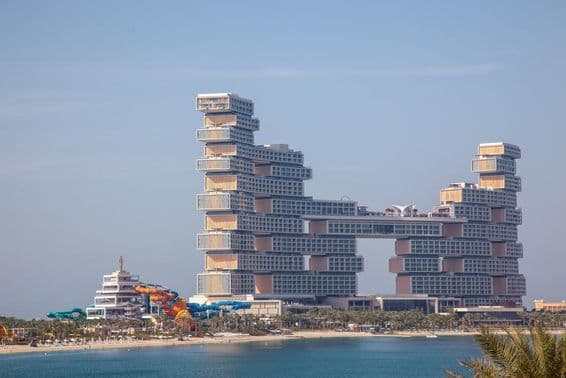 پام ہوٹل میں شاہی اٹلانٹس ریسارٹ کی رہائش کے ساتھ دکھائی دینے والی سلائیڈز۔