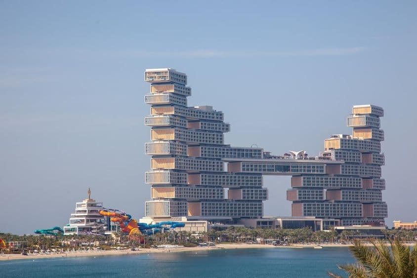 پام ہوٹل میں شاہی اٹلانٹس ریسارٹ کی رہائش کے ساتھ دکھائی دینے والی سلائیڈز۔