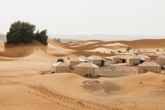 دبئی سرمائی کیمپنگ، صحرا میں عمارتیں۔