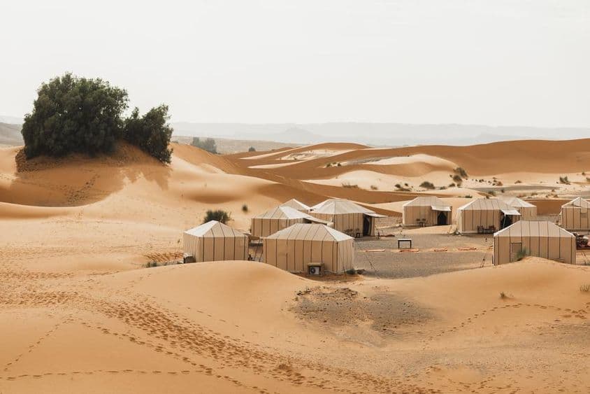 دبئی سرمائی کیمپنگ، صحرا میں عمارتیں۔