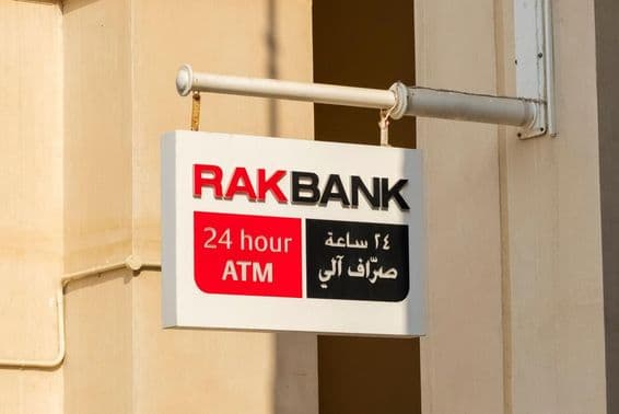 RAKBANK اے ٹی ایم کا نشان سرخ اور جزوی طور پر سیاہ متن میں۔