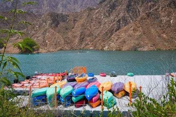 الرفیضہ ڈیم کے سامنے قایاکس اور کچھ ایئر بوٹس۔