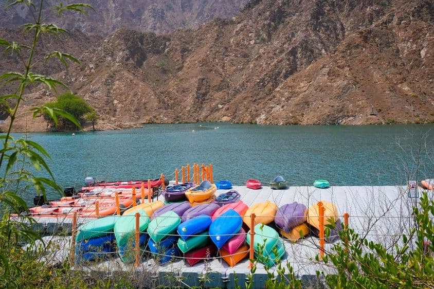 الرفیضہ ڈیم کے سامنے قایاکس اور کچھ ایئر بوٹس۔