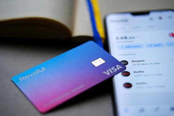 ریوالووٹ ویزا کارڈ ایک فون اسکرین پر نمایاں۔