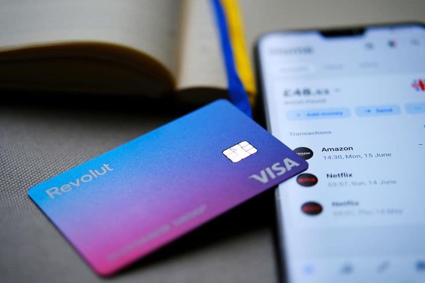 ریوالووٹ ویزا کارڈ ایک فون اسکرین پر نمایاں۔