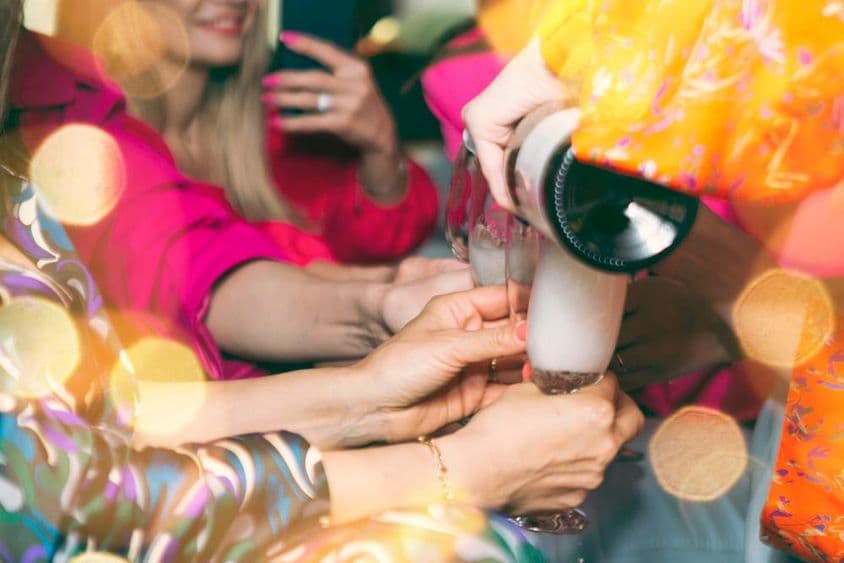 کلب میں شیمپین پیتے لوگ