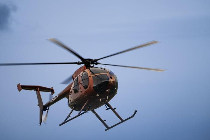 ہوا میں اڑتا ہوا ایک ہلکا پھلکا ہیلی کاپٹر۔