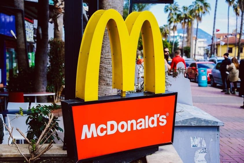 مکڈونلڈز علامت کا نشانی اور پس منظر میں سڑک کا منظر