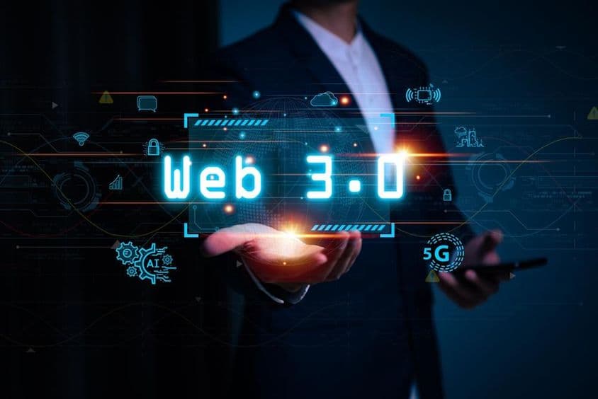 ایک شخص کے ہاتھ پر ویب3 نقش کردہ عبارت۔