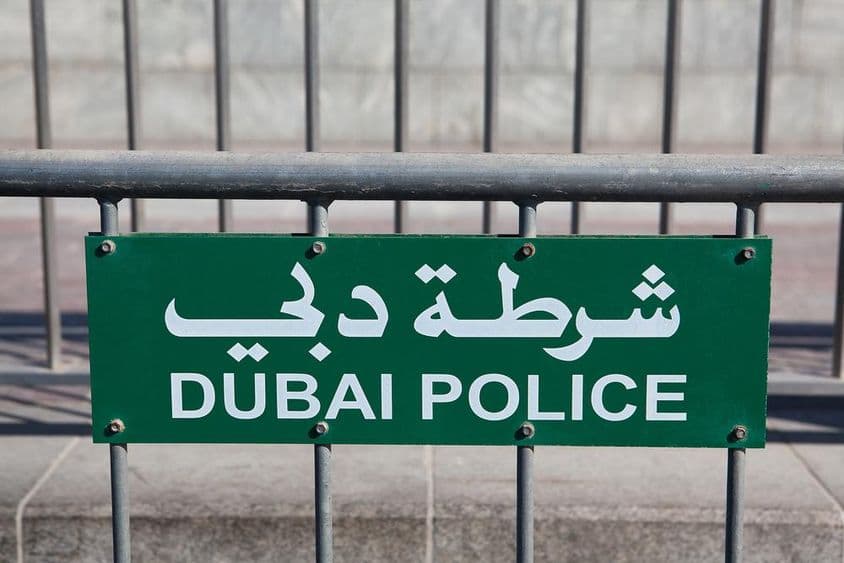 ایک باڑ پر دکھائی دینے والا دبئی پولیس کا نشان۔