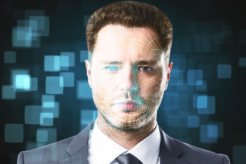 ایک شخص ہولوگرام کے طور پر اسکین کیا جا رہا ہے۔