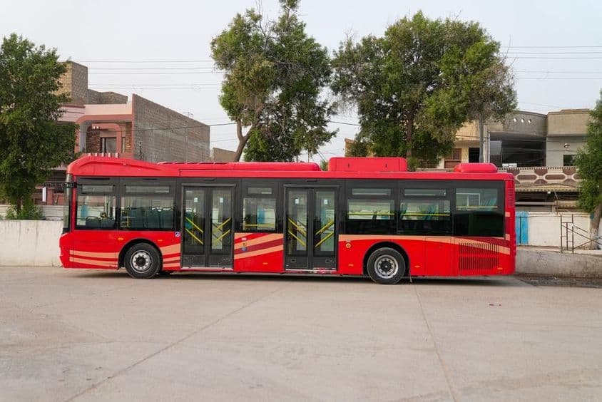 ایک سرخ دبئی بس حالت میں دکھائی جا رہی ہے۔