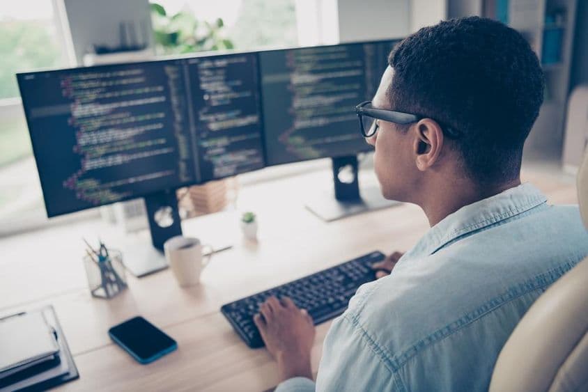 کمپیوٹر پر کوڈنگ سیکھتا ہوا طالب علم۔