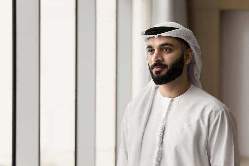 اماراتی مرد غطرہ پہنے ہوئے ہیں۔