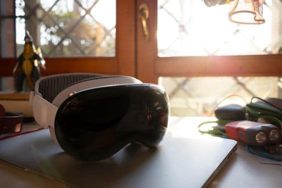 ایپل وژن پرو نوٹ بک پر میز پر رکھا ہوا