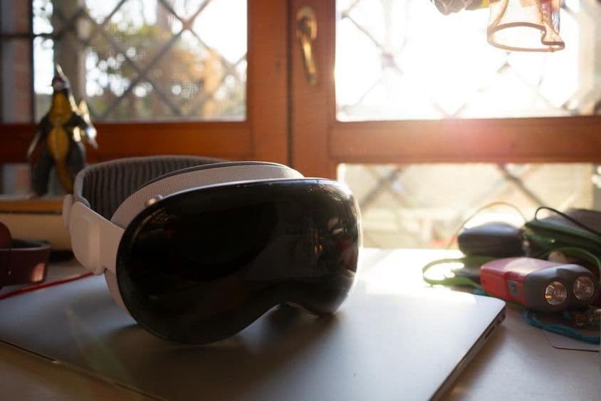 ایپل وژن پرو نوٹ بک پر میز پر رکھا ہوا