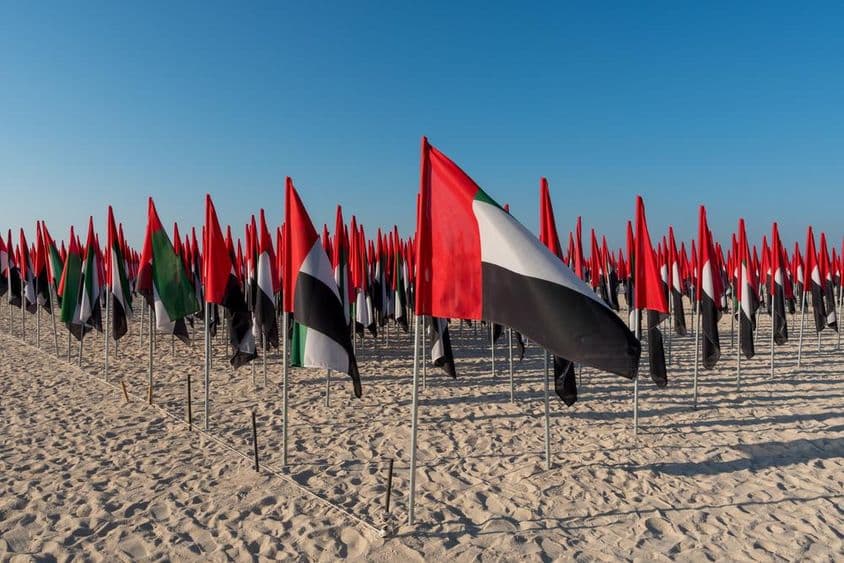 بیچ پر لگے یو اے ای کے جھنڈے