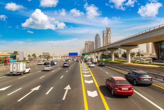 دبئی کی چھ لین والی سڑک پر گاڑیاں