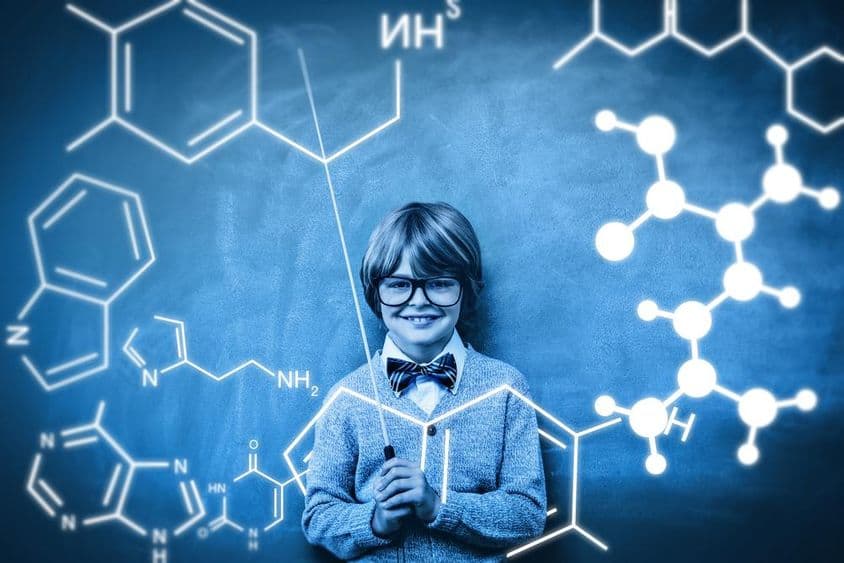 ایک طالب علم کیمیائی اٹم شمول کی پروجیکشن کے ساتھ دکھایا گیا ہے۔