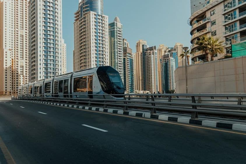 دبئی ٹرام کے پیچھے آسمان کی بلند عمارتوں کا منظر