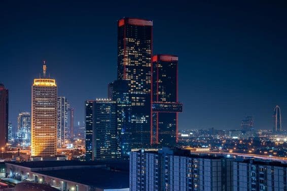 دبئی بزنس بے پس منظر میں فلک بوس عمارات کے ساتھ۔