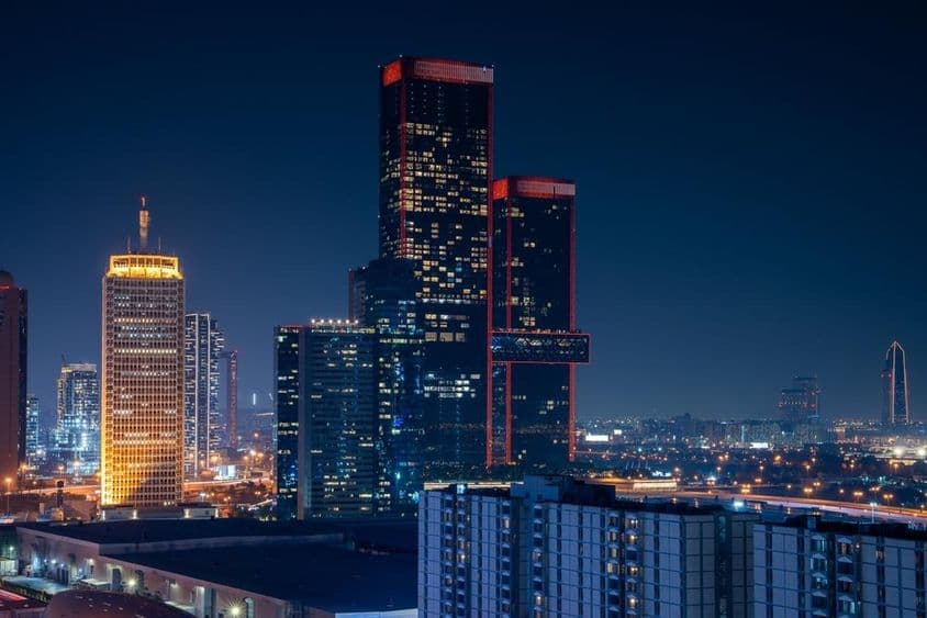 دبئی بزنس بے پس منظر میں فلک بوس عمارات کے ساتھ۔