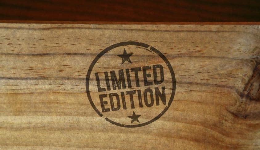 لکڑی کی سطح پر محدود ایڈیشن لکھا ہوا ہے، اور اس کے ارد گرد ستارے ہیں۔