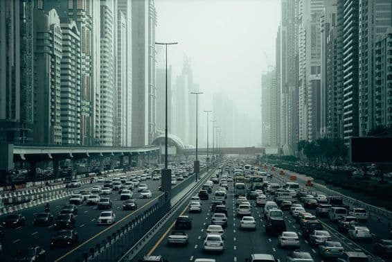 دبئی کی بھیڑ بھری شاہراہ، 2x7 لینز، دونوں اطراف میں بلند و بالا عمارتیں