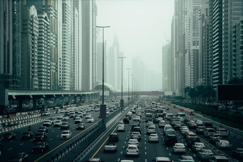 دبئی کی بھیڑ بھری شاہراہ، 2x7 لینز، دونوں اطراف میں بلند و بالا عمارتیں