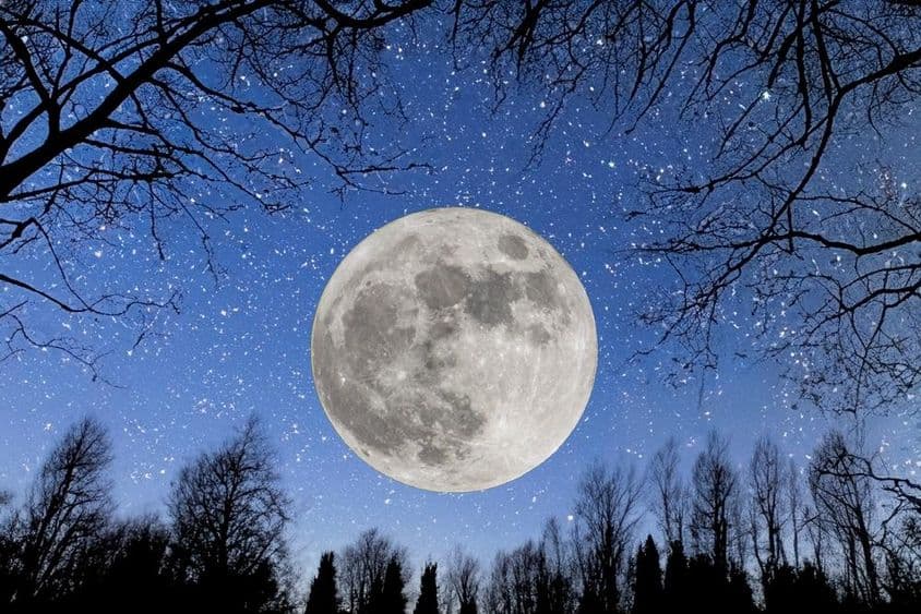 ستاروں بھرا آسمان پر مکمل چاند