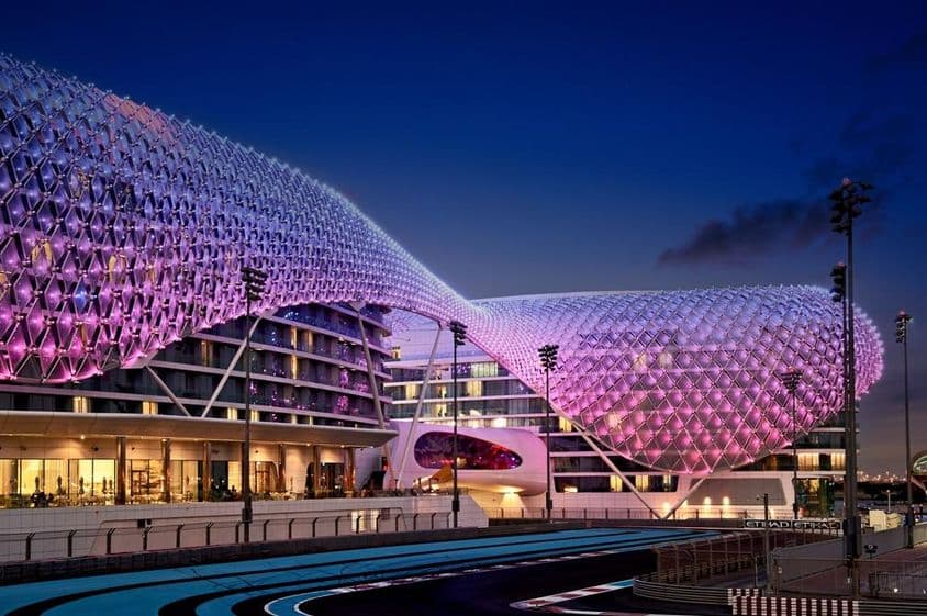 یاس مرینا سرکٹ ریس ٹریک، اندھیرے میں روشن۔