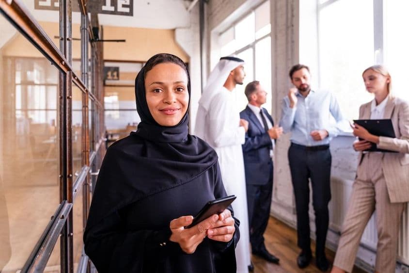 متحدہ عرب امارات کے کارکن ایک راہداری میں۔