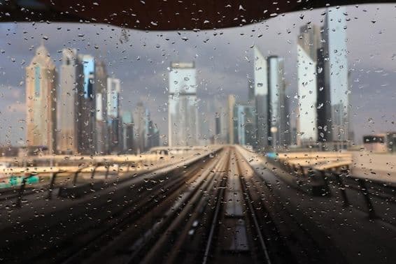 دبئی کی بارش، میٹرو کی کھڑکی سے نظر آتی ہوئی۔