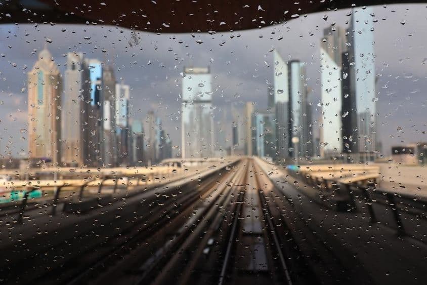 دبئی کی بارش، میٹرو کی کھڑکی سے نظر آتی ہوئی۔