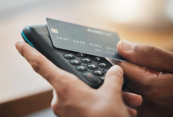 ایک موبائل ٹرمینل پر کریڈٹ کارڈ کی ادائیگی۔