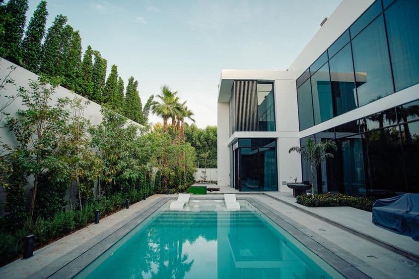 دبئی کا لگژری مکان جس میں سوئمنگ پول شامل ہے۔