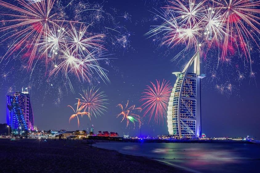 دبئی کی نئے سال کی شام اور برج العرب پس منظر میں آتش بازی کے ساتھ۔