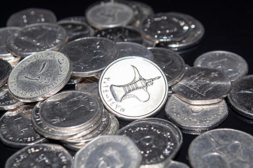 ایک مٹھی بھر 1 درہم سکے ادھر ادھر بکھرے ہوئے۔